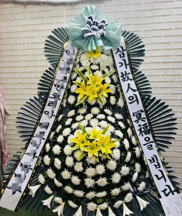 화이트 국화로 정중하게 구성한 근조화환